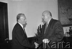 1995, Warszawa, Polska.
Andrzej Milczanowski (z lewej) i premier Józef Oleksy.
Fot. Kacper M. Krajewski, zbiory Ośrodka KARTA