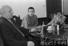 1995, Warszawa, Polska.
Józef Oleksy (z lewej) jako premier rządu podczas udzielania wywiadu, z prawej Aleksandra Jakubowska.
Fot. Kacper M. Krajewski, zbiory Ośrodka KARTA