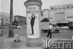 1995, Warszawa, Polska.
Reklama Pepsi na słupie przy ulicy Marszałkowskiej, w głębi Spółdzielczy Dom Handlowy 