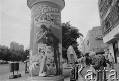 1995, Warszawa, Polska.
Reklama lodów Cornetto na słupie przy ulicy Marszałkowskiej, w głębi z prawej Spółdzielczy Dom Handlowy 