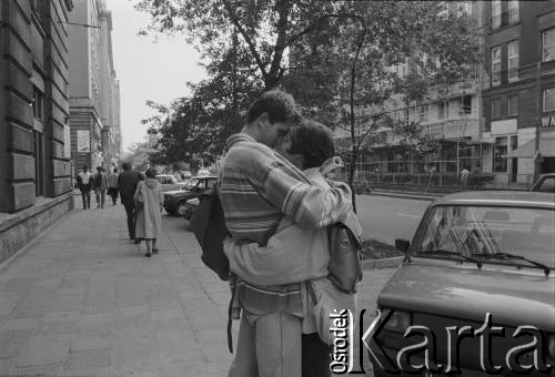 1995, Warszawa, Polska.
Zakochana para na ulicy Marszałkowskiej.
Fot. Kacper M. Krajewski, zbiory Ośrodka KARTA