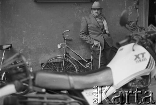 1995, Warszawa, Polska.
Staruszek, rower i motocykl.
Fot. Kacper M. Krajewski, zbiory Ośrodka KARTA