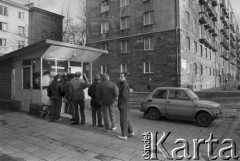 1995, Warszawa, Polska.
Kolejka do kolektury Lotto.
Fot. Kacper M. Krajewski, zbiory Ośrodka KARTA