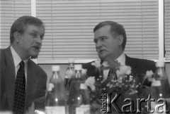 1995, Warszawa, Polska.
Prezydent RP Lech Wałęsa (z prawej) podczas wizyty w redakcji 