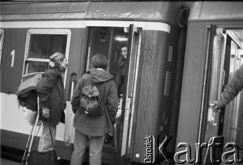 1995, Warszawa, Polska.
Pasażerowie przy pociągu na dworcu Warszawa Centralna.
Fot. Kacper M. Krajewski, zbiory Ośrodka KARTA