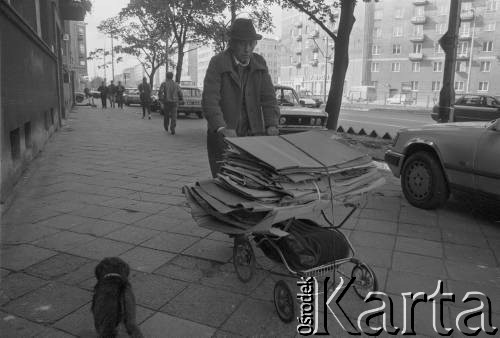 1995, Warszawa, Polska.
Zbieracz makulatury na ulicy Grójeckiej.
Fot. Kacper M. Krajewski, zbiory Ośrodka KARTA