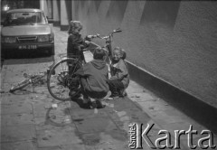 1995, Warszawa, Polska.
Dzieci i rower.
Fot. Kacper M. Krajewski, zbiory Ośrodka KARTA