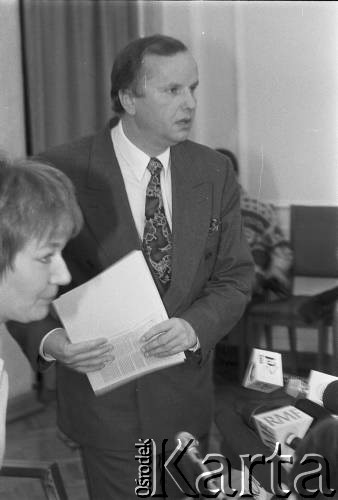 1995, Warszawa, Polska.
Konferencja prasowa ministra finansów Grzegorza Kołodki, n/z Grzegorz Kołodko.
Fot. Kacper M. Krajewski, zbiory Ośrodka KARTA