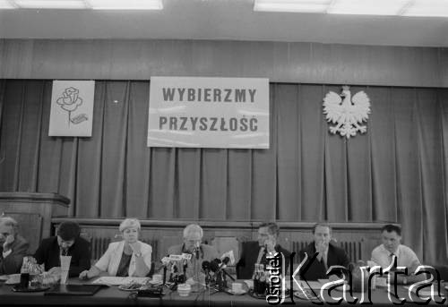 1995, Warszawa, Polska.
Konferencja prasowa kandydata na prezydenta RP Aleksandra Kwaśniewskiego, n/z od lewej: Jerzy Wiatr, Jerzy Szmajdziński, Danuta Waniek, Jerzy Milewski, Aleksander Kwaśniewski, Zbigniew Siemiątkowski, Longin Pastusiak.
Fot. Kacper M. Krajewski, zbiory Ośrodka KARTA