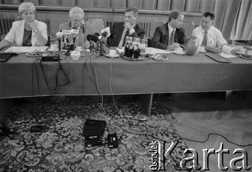 1995, Warszawa, Polska.
Konferencja prasowa kandydata na prezydenta RP Aleksandra Kwaśniewskiego, n/z od lewej: Danuta Waniek, Jerzy Milewski, Aleksander Kwaśniewski, Zbigniew Siemiątkowski, Longin Pastusiak.
Fot. Kacper M. Krajewski, zbiory Ośrodka KARTA