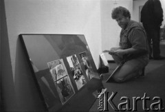 1995, Warszawa, Polska.
Montaż wystawy fotograficznej, n/z Kacper M.Krajewski.
Fot. Kacper M. Krajewski, zbiory Ośrodka KARTA