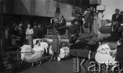 Sierpień 1947,Travemunde/k.Lubeki, Niemcy.
Repatrianci z bagażami na pokładzie statku 
