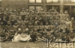 Przed 1915, Zenica, Austro-Węgry.
Żołnierze 57 Galicyjskiego Pułku Piechoty Austo-Węgier. 3. od prawej w 1. rzędzie siedzi kapral Franciszek Opioła.
Fot. NN, zbiory Ośrodka KARTA, kolekcja Ryszarda Łopatki