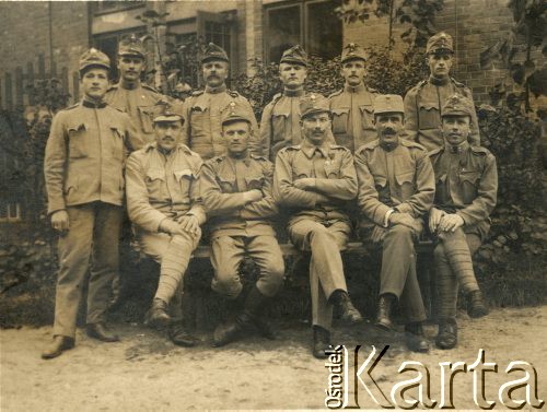 Przed 1915, Zenica, Austro-Węgry.
Żołnierze 57 Galicyjskiego Pułku Piechoty Austo-Węgier. Pośrodku siedzi kapral Franciszek Opioła.
Fot. NN, zbiory Ośrodka KARTA, kolekcja Ryszarda Łopatki
