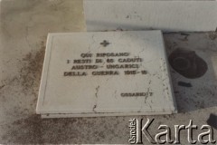 Ok. 2000, Portogruaro, Włochy.
Płyta nagrobna upamiętniająca miejsce spoczynku Stanisława Opioły. Na płycie napis w języku włoskim: 