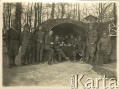 1917, brak miejsca.
Żołnierze armii austro-węgierskiej i niemieckiej przy jednym stole, prawdopodobnie podczas Wielkanocy.
Fot. NN, zbiory Ośrodka KARTA, kolekcja Ryszarda Łopatki
