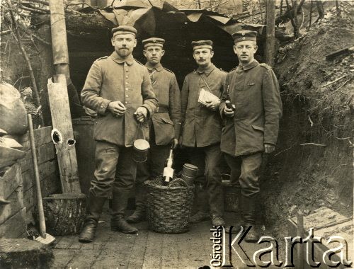 1914-1918, brak miejsca.
Żołnierze armii niemieckiej przed schronem.
Fot. NN, zbiory Ośrodka KARTA, kolekcja Ryszarda Łopatki