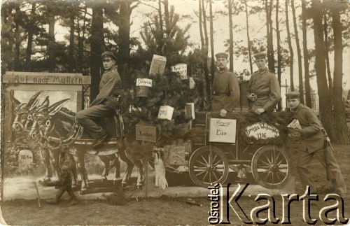 17.12.1916, Wünsdorf, Niemcy.
Żołnierze armii niemieckiej pozują przy dekoracji bożonarodzeniowej.
Fot. NN, zbiory Ośrodka KARTA, kolekcja Ryszarda Łopatki