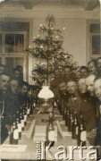 1914-1918, brak miejsca.
Żołnierze w mundurach armii austro-węgierskiej przy świątecznym stole. W tle choinka bożonarodzeniowa.
Fot. NN, zbiory Ośrodka KARTA, kolekcja Ryszarda Łopatki