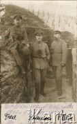 1915, Ellenbogen (?), Niemcy.
Trzech mężczyzn w mundurach armii niemieckiej z lornetkami przed schronem wojennym. U dołu napis w języku niemieckim 