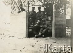 1915, brak miejsca.
Żołnierze armii niemieckiej w altanie.
Fot. NN, zbiory Ośrodka KARTA, kolekcja Ryszarda Łopatki