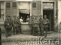 1917, prawdopodobnie Hammelburg, Niemcy.
Żołnierze w mundurach armii niemieckiej przed wejściem do hotelu i restauracji 