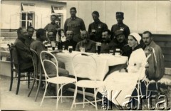 1914-1918, brak miejsca.
Żołnierze w mundurach armii austro-węgierskiej w towarzystwie pielęgniarki podczas posiłku. 
Fot. NN, zbiory Ośrodka KARTA, kolekcja Ryszarda Łopatki