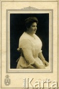 Ok. 1917, Nowy Jork, Stany Zjednoczone.
Portret kobiety w białej sukni, z medalionem na szyi. Zdjęcie wykonane w atelier fotograficznym 