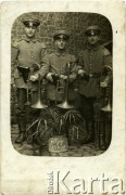 1914-1915, brak miejsca.
Portret trzech mężczyzn w mundurach armii niemieckiej z puzonami, członkowie orkiestry wojskowej: Dörn, Huner, Uwlanl. 
Fot. NN, zbiory Ośrodka KARTA, kolekcja Ryszarda Łopatki