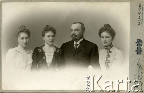 Pocz. XX wieku, Baden-Baden, Niemcy. 
Portret rodzinny. Zdjęcie wykonane w atelier fotograficznym 