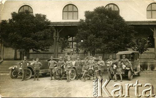 12.07.1917, brak miejsca.
Żołnierze w mundurach armii austro-węgierskiej, oddział motoryzacyjny. Na odwrocie fotografii tekst w języku polskim: 