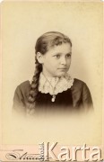 Pocz. XX wieku, Saint Louis, stan Missouri, Stany Zjednoczone.
Portret dziewczynki w bluzce z białym kołnierzem, prawdopodobnie Aurie Berry. Zdjęcie wykonane w atelier fotograficznym 
