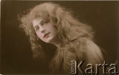 Pocz. XX wieku, Francja.
Portret kobiety z czerwonymi ustami. Zdjęcie wykonane w atelier fotograficznym. Podpis na zdjęciu: 
