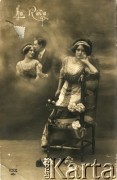 Pocz. XX wieku, Francja.
Portret kobiety w sukni, z opaską we włosach, opartej o krzesło i trzymającej bukiet kwiatów. W tle, w chmurach, ta sama kobieta z mężczyzną, składającym pocałunek na jej czole. Podpis na pocztówce w języku francuskim: 