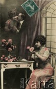 1907, Francja.
Portret kobiety w różowej sukni, siedzącej przy białym stole z bukietem kwiatów, w pokoju z dużym oknem i fioletową kotarą. W lewym górnym rogu - w chmurze - ta sama kobieta i mężczyzna całujący ją w policzek. Podpis na fotografii: 