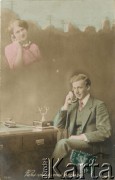 1907, Francja.
Portret mężczyzny w szarym garniturze, białej koszuli i różowym krawacie, siedzącego przy biurku i rozmawiającego przez telefon z kobietą w różowej bluzce. Podpis pod fotografią w języku francuskim: 