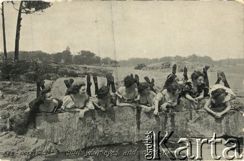 Pocz. XX wieku, Wielka Brytania (?).
Grupa kobiet w scence rodzajowej -  leżących nad wodą, opartych o skalny brzeg i spoglądających w jednym kierunku. Podpis pod fotografią w języku angielskim: 