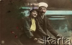 1906, Berlin. Niemcy.
Portret zakochanej pary na przejażdżce rowerowej. Kobieta ubrana w żakiet i żółtą bluzkę, mężczyzna w marynarkę i białą koszulę. Na głowach oboje mają czapki. Zdjęcie wykonane w atelier fotograficznym. 
Fot. NN, zbiory Ośrodka KARTA, kolekcja Ryszarda Łopatki