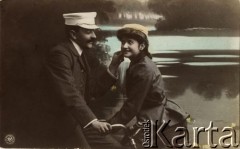 1906, Berlin, Niemcy.
Portret zakochanej pary - mężczyzny siedzącego na rowerze, w marynarce, białej koszuli i czapce oraz kobiety w żakiecie i żółtej czapce. Zdjęcie wykonane w atelier fotograficznym.
Fot. NN, zbiory Ośrodka KARTA, kolekcja Ryszarda Łopatki
