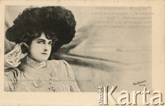 Pocz. XX wieku, Paryż, Francja.
Portret kobiety w białej bluzce z koronkowymi elementami, w ciemnym, ozdobnym kapeluszu. Zdjęcie wykonane w atelier fotograficznym. Karta sygnowana nazwiskiem fotografa 