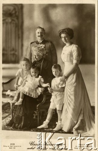 Ok. 1918, Poczdam, Niemcy. 
Cesarz niemiecki i król Prus Wilhelm II Hohenzollern i cesarzowa Augusta Wiktoria wraz z córką Wiktorią Luizą i wnukami, w letniej rezydencji w Poczdamie. Zdjęcie wykonane w atelier fotograficznym 