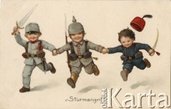 1915, Niemcy.
Trzech młodych chłopców w mundurach wojskowych w natarciu. Pierwszy od lewej: w mundurze armii austro-węgierskiej, w środku biegnie chłopiec w mundurze armii niemieckiej, pierwszy w mundurze armii tureckiej. Podpis pod obrazkiem w języku niemieckim: 