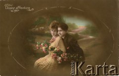 Pocz. XX wieku, Francja.
Portret młodej pary - kobiety w żółtej sukni i mężczyzny w garniturze. Zdjęcie wykonane w atelier fotograficznym. Podpis w języku francuskim: 