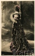 Ok. 1905, Paryż, Francja.
Gilda Darthy we wzorzystej sukni. Zdjęcie wykonane w atelier fotograficznym. Karta sygnowana nazwiskiem fotografa 