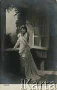 Pocz. XX wieku, Rosja.
Portret kobiety w białej sukni, stojącej przy otwartym oknie.
Fot. NN, zbiory Ośrodka KARTA, kolekcja Ryszarda Łopatki