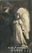 Ok. 1919, Niemcy.
Portret kobiety w białej sukni, z anielskimi skrzydłami, obok kościelnego dzwonu. 
Podpis w języku niemieckim: 