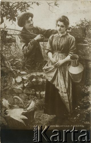 Pocz. XX wieku, Imperium Rosyjskie.
Portret mężczyzny i kobiety w strojach chłopskich, na pierwszym planie stoi kosz z żywnością. Podpis pod fotografią w języku rosyjskim: 