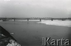 26.02.1940, Warszawa.
Most Kierbedzia na Wiśle.
Fot. F. Krabicka, zbiory Ośrodka KARTA, udostępniła Agata Bujnowska