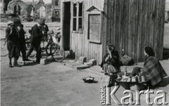 19.04.1940, Garwolin. 
Handel uliczny.
Fot. F. Krabicka, zbiory Ośrodka KARTA, udostępniła Agata Bujnowska