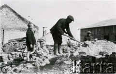 19.04.1940, Garwolin.
Odgruzowywanie zniszczonych nalotami bombowymi domów.
Fot. F. Krabicka, zbiory Ośrodka KARTA, udostępniła Agata Bujnowska